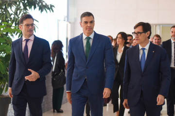 (I-D)El presidente de Prisa, Joseph Oughourlian, el presidente del gobierno, Pedro Sánchez y el presidente de la Generalidad de Cataluña, Salvador Illa, durante la apertura del evento 'World in Prog