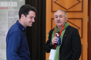 El nuevo secretario de UGT Galicia, Cristóbal Medeiros (i) y el secretario general de UGT, Pepe Álvarez (d), durante a la clausura del 14º Congreso UGT Galicia, a 27 de febrero de 2025, en Santiago