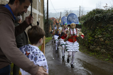 Archivo - Varias personas disfrazadas durante la celebración del Domingo da Estrea del Entroido, a 11 de febrero de 2024, en O Castro, Laza, Ourense, Galicia-