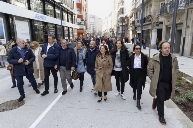 La alcaldesa de A Coruña, Inés Rey, en la reapertura de la calle San Andrés