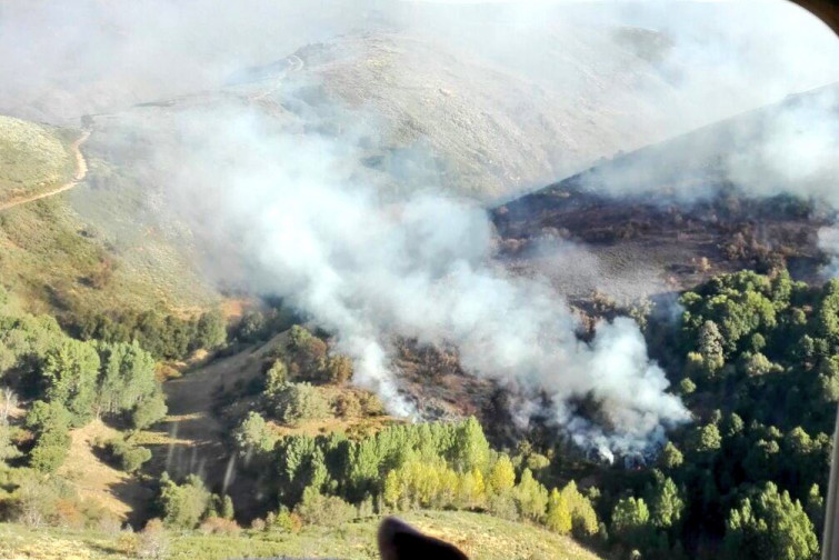 ​Activo desde a medianoite un incendio forestal en Laza