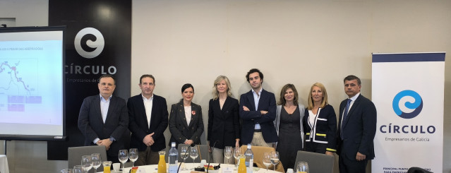 Desayuno informativo de la alcaldesa de Mos, Nidia Arévalo, en el Círculo de Empresarios de Galicia, para hablar sobre el proyecto del nuevo túnel de la A-52 entre Vigo y O Porriño.