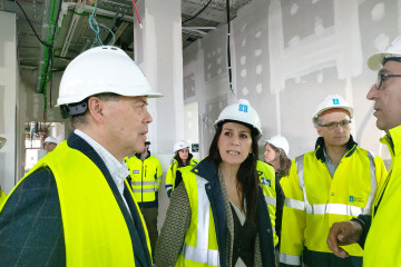 Los conselleiros de Sanidade, Antonio Gómez Caamaño, y de Vivenda e Planificación de Infraestruturas, María Martínez Allegue, visitan las obras del CIS Olimpia Valencia en Vigo.