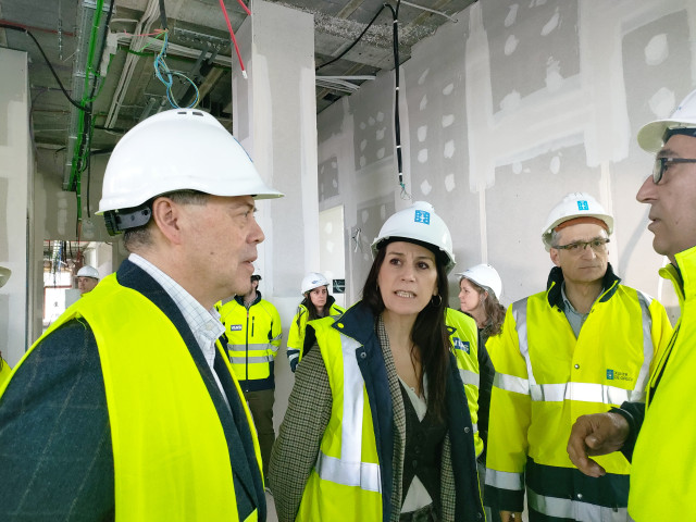 Los conselleiros de Sanidade, Antonio Gómez Caamaño, y de Vivenda e Planificación de Infraestruturas, María Martínez Allegue, visitan las obras del CIS Olimpia Valencia en Vigo.