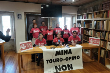 Ganaderos convocando la manifestación hoy en una rueda de pensa en la Librería Couceiro de Santiago