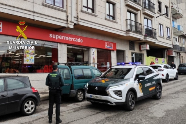 A Garda Civil detén a dous homes por asaltos a locais comerciais en Salceda de Caselas (Pontevedra).