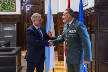 Luis Menor (Presidente da Deputación Ourense) recibe no seu despacho ó recién ascendido a capitán. Juan Carlos Nogueiras Iglesias, anteriormente como tenente era o Xefe do Destacamento de Ourense.