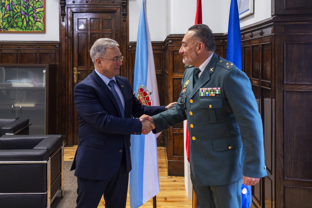 Luis Menor (Presidente da Deputación Ourense) recibe no seu despacho ó recién ascendido a capitán. Juan Carlos Nogueiras Iglesias, anteriormente como tenente era o Xefe do Destacamento de Ourense.