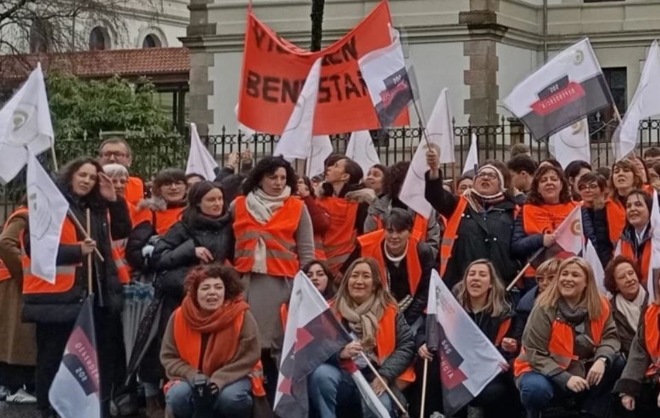 Manifestaciu00f3n por la mejora del sistema de la ley de Dependencia frente a la sede de la Xunta en Santiago de Compostela