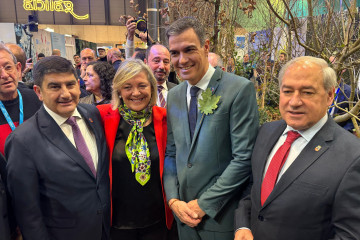 Archivo - El presidente del Gobierno, Pedro Sánchez, visita el stand de Galicia jutno al delegado Pedro Blanco; la alcaldesa de Lugo, Paula Alvarellos; y el presidente de la Diputación de Lugo, Jos