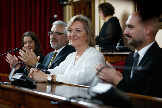 Archivo - La hasta ahora concejala de Urbanismo en el Ayuntamiento de Lugo, Paula Alvarellos (c), durante la toma de posesión de su nuevo cargo como alcaldesa de Lugo, a 18 de enero de 2024, en Lugo, Galicia (España). Alvarellos inicia su carrera política