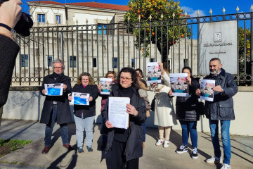 Empleados de una residencia de mayores de Santiago presentan firmas en la Xunta contra la 