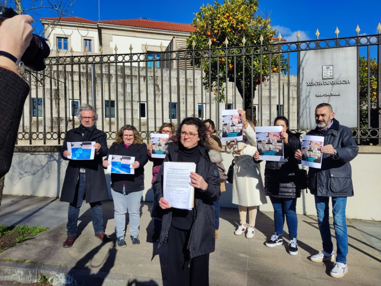 Trabajadores de la residencia Volta do Castro presentan en la Xunta firmas contra la 