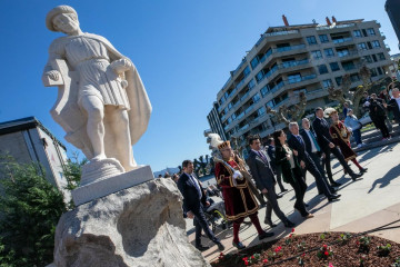 El presidente de la Xunta, Alfonso Rueda, los conselleiros de Vivenda y Cultura, María Martínez Allegue y José López Campos, el presidente de la Diputación de Pontevedra, Luis López, y el alcald