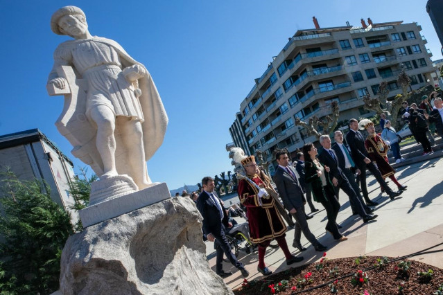 El presidente de la Xunta, Alfonso Rueda, los conselleiros de Vivenda y Cultura, María Martínez Allegue y José López Campos, el presidente de la Diputación de Pontevedra, Luis López, y el alcalde de Baiona, Jesús Vázquez Almuiña, en la Arribada 2025.