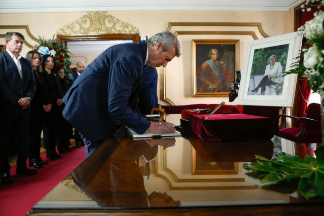 El presidente de la Xunta, Alfonso Rueda, firma en el libro de condolencias instalado en la casa consitorial de Lugo por el fallecimiento de la alcaldesa, Paula Alvarellos. A 2 de marzo de 2025. En Lugo.