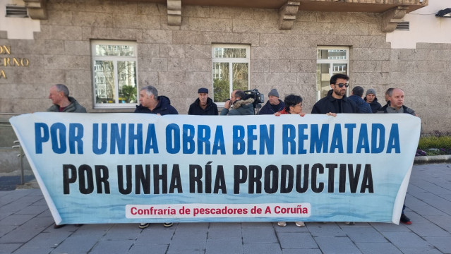 Miembros de la Cofradía de Pescadores de A Coruña, en una concentración ante la Delegación del Gobierno en Galicia, ubicada en la ciudad herculina