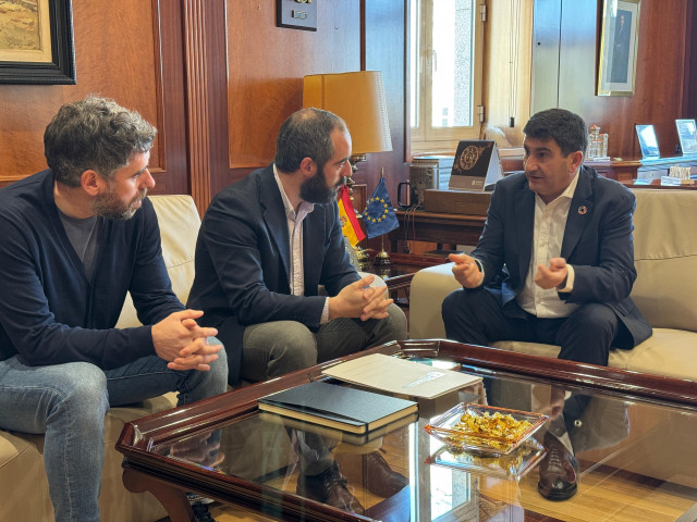 Reunión del delegado del Gobierno en Galicia, Pedro Blanco, con el alcalde de Rianxo, Julián Bustelo, y el concejal de Obras, José Alberto Angueira.