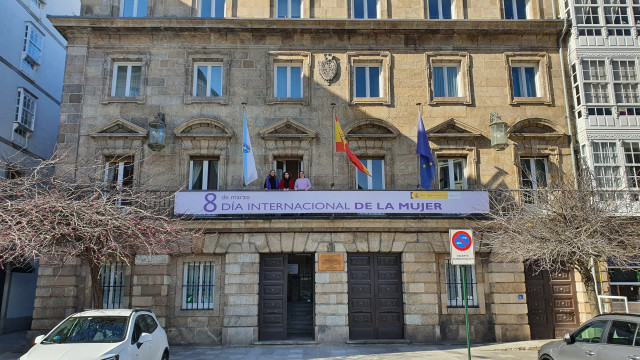 Pancarta de conmemoración del 8M, Día Internacional de la Mujer, en el balcón de la sede de la Subdelegación del Gobierno en A Coruña