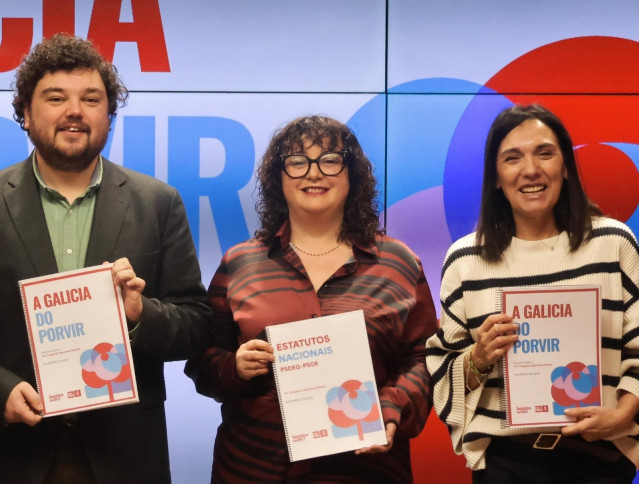 La secretaria de Igualdad del PSdeG, Silvia Fraga, junto al portavoz de la ejecutiva del PSdeG, Julio Torrado, y la diputada Carmen Rodríguez Dacosta