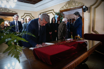 El presidente de la Xunta de Galicia, Alfonso Rueda, firma el libro de condolencias por el fallecimiento de la alcaldesa de Lugo, Paula Alvarellos, en el Ayuntamiento de Lugo, a 2 de marzo de 2025, en