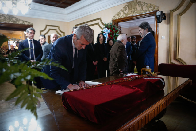 El presidente de la Xunta de Galicia, Alfonso Rueda, firma el libro de condolencias por el fallecimiento de la alcaldesa de Lugo, Paula Alvarellos.