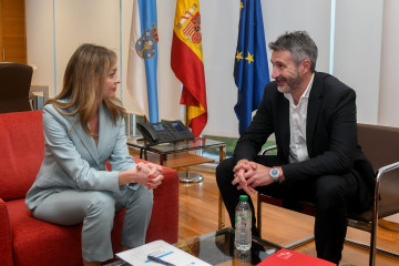 La conselleira de Política Social, Fabiola García, con el presidente de la Fegamp, Alberto Varela.