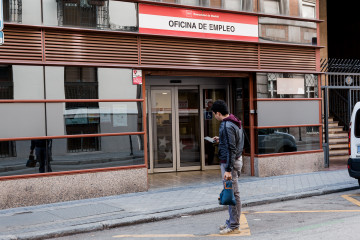 Un hombre pasa por una oficina del SEPE, a 4 de febrero de 2025, en Madrid (España). El paro registrado en las oficinas de los servicios públicos de empleo subió en 38.725 personas en enero en rela