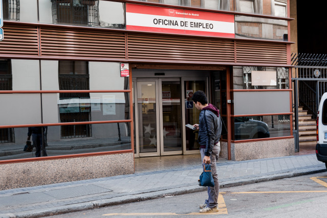 Un hombre pasa por una oficina del SEPE, a 4 de febrero de 2025, en Madrid (España). El paro registrado en las oficinas de los servicios públicos de empleo subió en 38.725 personas en enero en relación al mes anterior (+1,5%) debido, sobre todo, al sector