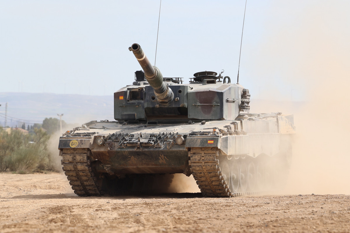 Archivo - Vista de uno de los carros de combate Leopard 2A4 durante la presentación de la formación de las Fuerzas Armadas españolas a militares ucranianos, en el Centro de Adiestramiento de San Gregorio, a 13 de marzo de 2023, en Zaragoza, Aragón (España