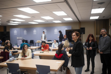 Archivo - Imagen de la ministra de Sanidad, Mónica García, durante su visita a una de las pruebas de los MIR.