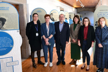 La directoria de la Biblioteca Universitaria (segunda por la derecha) y el rector, posando con el resto de autoridades.