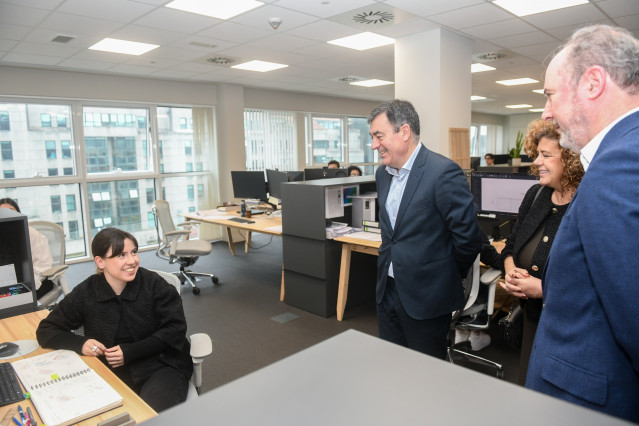 El conselleiro de Educación, Román Rodríguez, visita las instalaciones de Santos