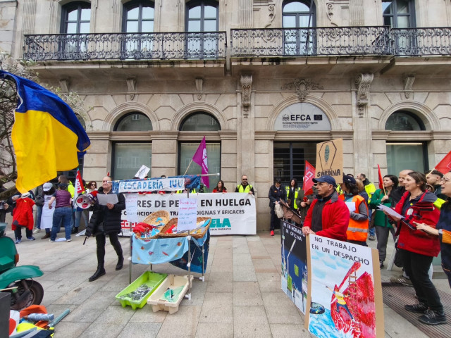 Concentración de inspectores de pesca ante la Agencia Europea de Control de la Pesca en Vigo.