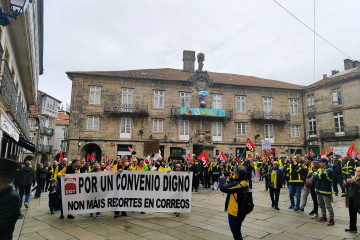 Centenares de trabajadores de Correos protestan en Santiago en la segunda jornada de huelga convocada por CGT