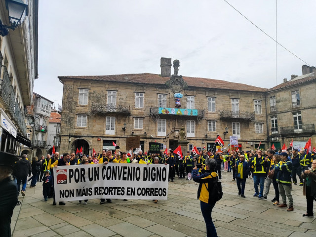 Centenares de trabajadores de Correos protestan en Santiago en la segunda jornada de huelga convocada por CGT