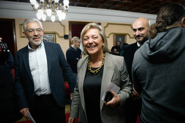 Archivo - El concejal de Transición Ecolóxica y Medio Rural, número 2 del PSOE en el Concello, Miguel Fernández (1i), junto a la fallecida alcaldesa, Paula Alvarellos