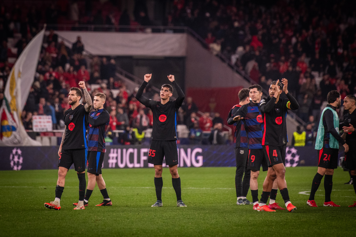 El Barcelona celebra su victoria en Lisboa en una foto del X del club