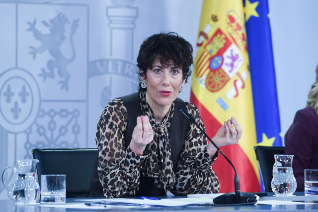 La ministra de Inclusión, Seguridad Social y Migraciones, Elma Saiz, durante una rueda de prensa posterior a la reunión del Consejo de Ministros, en el Palacio de la Moncloa, a 4 de marzo de 2025, en Madrid (España).