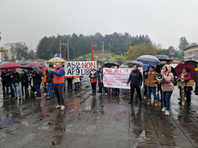 Manifestantes en el Ayuntamiento de Vigo.