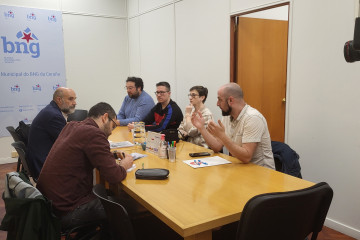 El diputado del BNG en el Congreso Néstor Rego, en una reunión con, entre otros, del portavoz del grupo municipal en el Ayuntamiento de A Coruña, Francisco Jorquera, y del representante de la CIG y