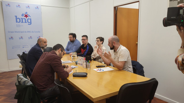 El diputado del BNG en el Congreso Néstor Rego, en una reunión con, entre otros, del portavoz del grupo municipal en el Ayuntamiento de A Coruña, Francisco Jorquera, y del representante de la CIG y trabajador del sector, Sergio Touzedo.