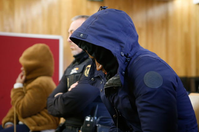 Los acusados en la Audiencia Provincial de Lugo para declarar en el juicio por el abuso continuado a una menor, a 6 de marzo de 2025, en Lugo, Galicia (España). Un hombre y una mujer se enfrentan a más de 31 años de prisión por el abuso sexual a una menor