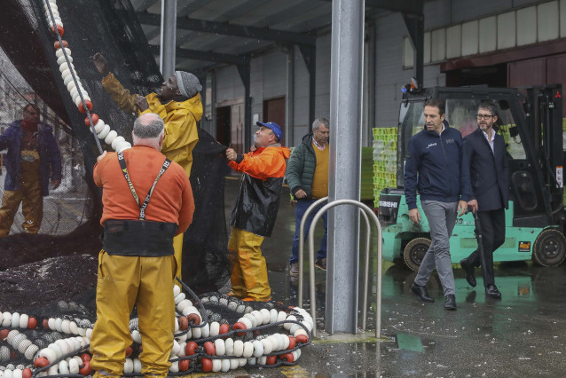 El conselleiro do Mar, Alfonso Villares, en su visita al puerto de Porto do Son.