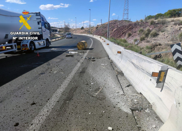 Daños provocados por el siniestro tras caer la carga del camión a la calzada