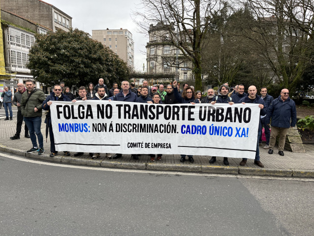 Los trabajadores de la UTE Tralusa se han concentrado este viernes en la Praza de Galicia.