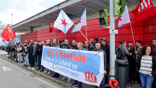 Archivo - Concentración de delegados de la CIG en Vigo en protesta por la 