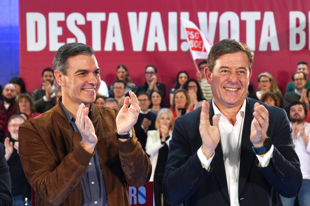 Archivo - El secretario general del PSOE y presidente del Gobierno, Pedro Sánchez (i) y el candidato del PSdeG a la Presidencia de la Xunta, José Ramón Gómez Besteiro (d), durante el cierre de la campaña electoral del PSdeG-PSOE, en el Pavillón Fontiñas,