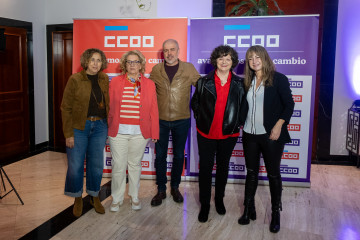 (I-D) La secretaria general de CCOO de Galicia, Amelia Pérez, la sindicalista Pilar Tellado, el secretario general de CCOO, Unai Sordo, la maestra, escritora y activista, Ánxela Loureiro, y la filó