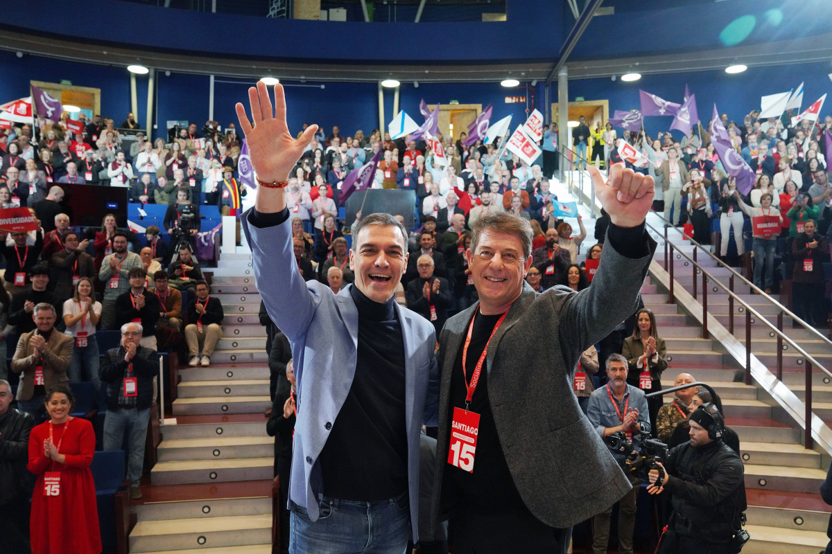 El secretario general del PSOE y presidente del Gobierno, Pedro Sánchez (i), y el secretario general del PSdeG, José Ramón Gómez Besteiro (d), durante la clausura del 15 Congreso Regional del PSde